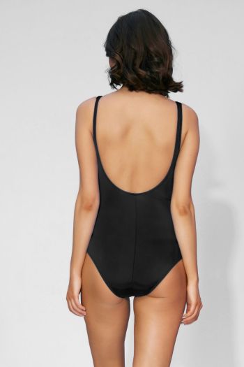 One-piece swimsuit with weaves C cup woman