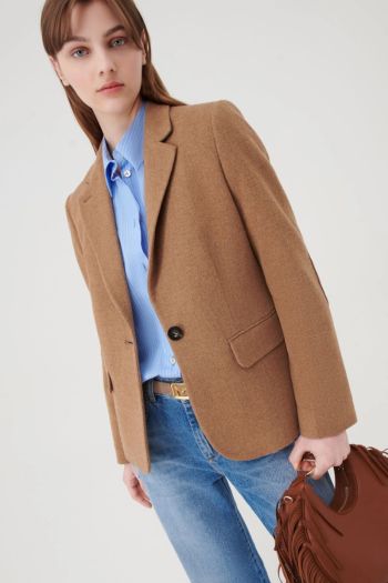 Women's semi-fitted blazer
